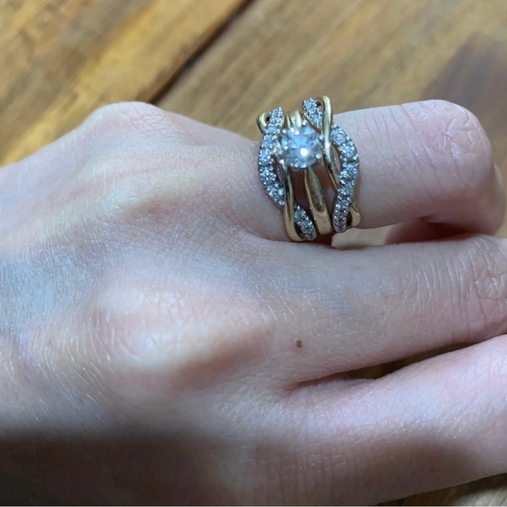 Elegant Gold Diamond Ring